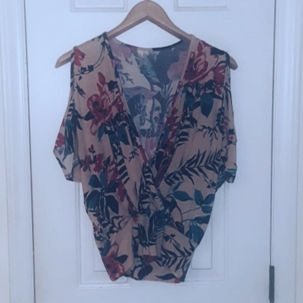🌺 Énvi Cold Shoulder Blouse